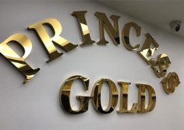 Chữ nổi mica hay chữ nổi inox: loại nào đẹp và bền hơn?