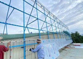 Khung sắt hay khung nhôm cho bảng hiệu ngoài trời?