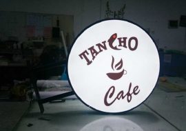 Nên làm hộp đèn hay chữ nổi quảng cáo?
