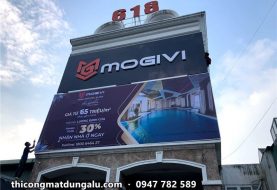Bảng hiệu Mogivi và bạt quảng cáo khổ lớn văn phòng bán hàng dự án De Capella