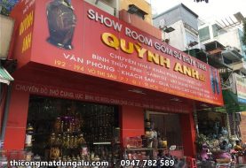 Bảng hiệu showroom gốm sứ thủy tinh Quỳnh Anh: ba mặt tiền nền đỏ