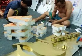 Bên trong xưởng sản xuất bảng hiệu: máy móc, gia công chữ, khung và in ấn