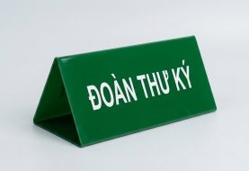 Biển chức danh để bàn: mica chữ A, biển đồng và cách chọn