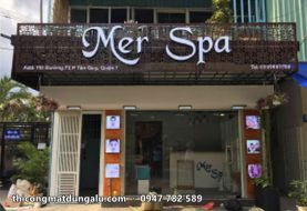 Bảng hiệu Mer Spa Quận 7: chữ nổi màu kem trên nền nâu