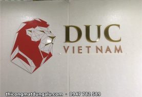 Logo công ty gắn tường văn phòng và chữ trên mặt tiền: bảy công trình