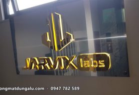 Logo inox vàng hắt sáng cho văn phòng: hai công trình thực tế