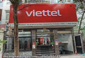 Mặt dựng alu đỏ chữ nổi cửa hàng Viettel: gia công sẵn, lắp nhanh