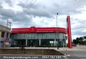 Ốp alu mặt dựng showroom VinFast Phúc Thành, Đồng Hới: mái cong đỏ và khối hộp trắng