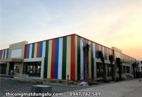 Mặt dựng sọc màu cho trung tâm thương mại hai tầng: tôn sóng phối alu