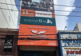 Mặt tiền văn phòng YesHouse: pano khổ lớn, mặt dựng alu cam, chữ nổi đèn