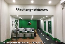 Nội thất bưu cục Giao Hàng Tiết Kiệm: tường logo xanh, chữ GHTK và chữ F nổi