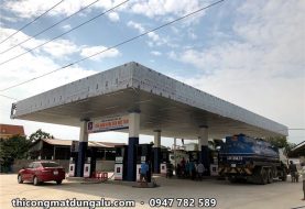 Ốp alu mái che cửa hàng xăng dầu Petrolimex: viền mái, trần và trụ giá