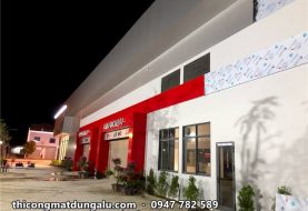 Ốp alu bên trong showroom và xưởng dịch vụ VinFast: cột, tường đỏ và mặt ngoài xưởng