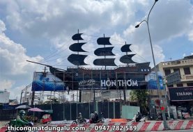 Pano và bảng quảng cáo khổ lớn trên mái: khung thép, mô hình nổi, bảng góc tòa nhà