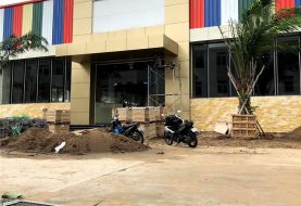 Sảnh vào trung tâm thương mại ốp alu màu kem: mái đón và ô biển hiệu