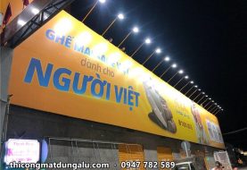 Bảng hiệu cửa hàng ghế massage KLC: biển bạt khổ lớn, chữ nổi và cửa cuốn vàng