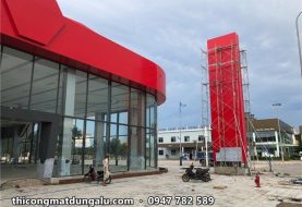 Ốp alu trụ pylon showroom VinFast: làm trọn từ khung thép V đến lớp alu đỏ
