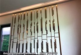 Vách inox vàng hoa văn bông lúa và nẹp inox trang trí nhà mẫu Happy One