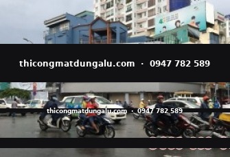 Mặt dựng alu siêu thị máy tính Phong Vũ nhìn từ ngoài đường