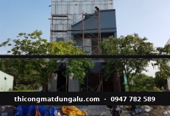 Thi công mặt dựng alu nhà ba tầng, giàn giáo còn dựng quanh công trình