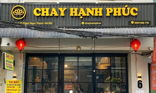 Bảng hiệu nhà hàng trên mặt tiền nhà phố