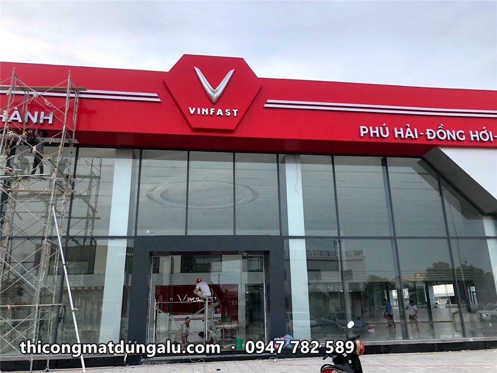 Mặt dựng alu đỏ trắng của showroom ở Đồng Hới, thành phố ven biển