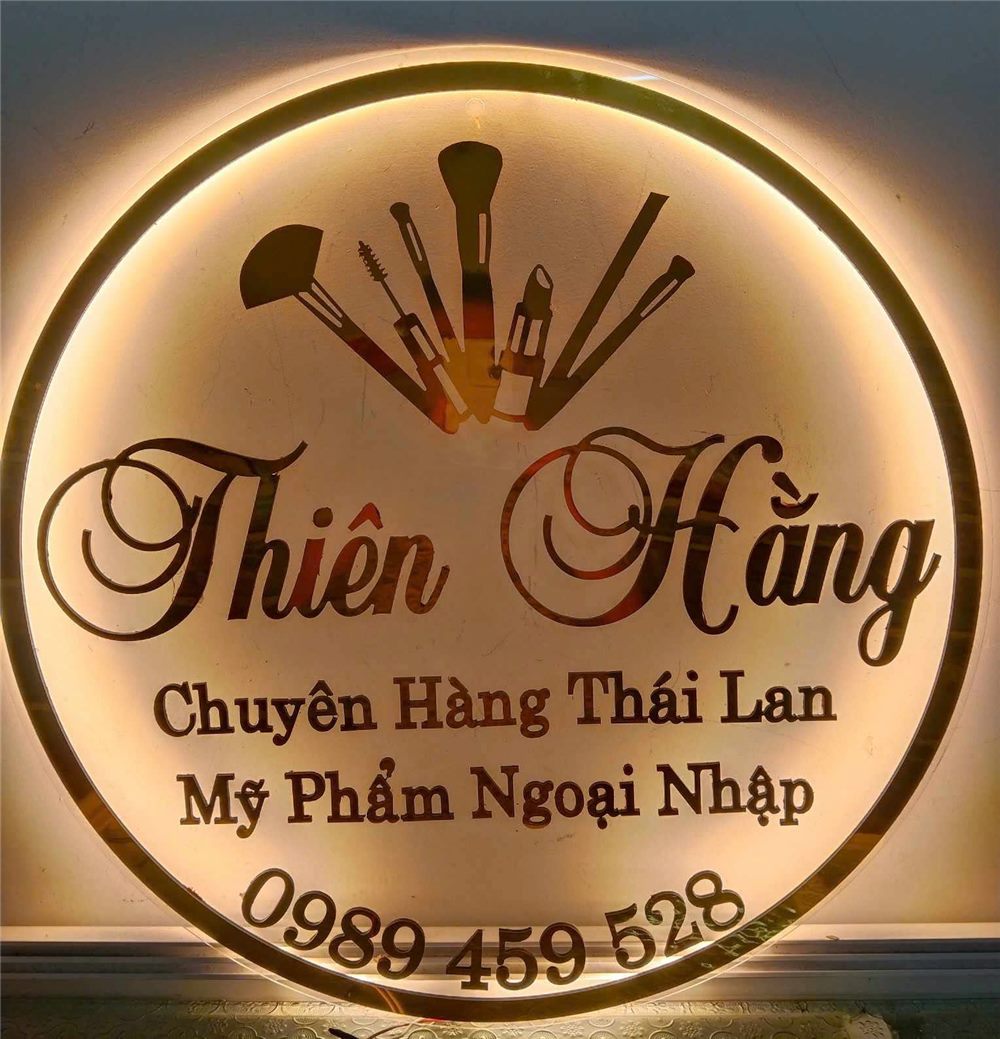 Logo mica đèn LED tròn của cửa hàng mỹ phẩm sáng vào buổi tối