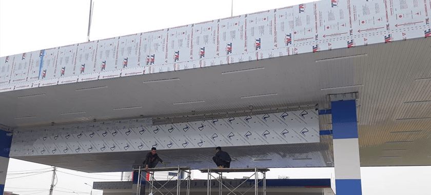 Ốp alu mái sảnh ngoài trời: khe ghép và mép tấm là chỗ phải chống thấm
