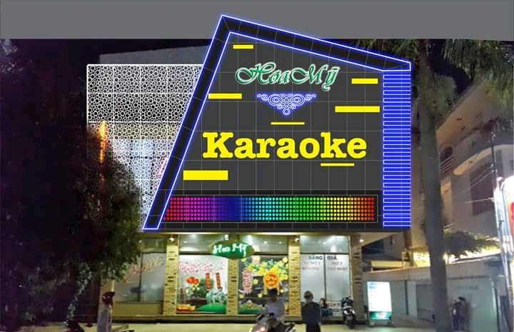 Mặt tiền karaoke với viền đèn LED nhiều màu