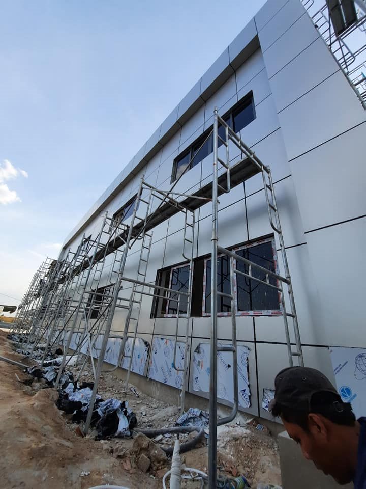 Thi công trên mặt tiền có giàn giáo