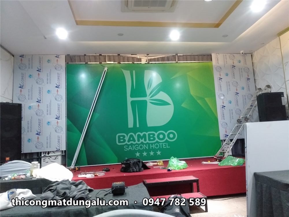 Phông xanh in logo Bamboo Saigon Hotel đã căng xong trên sân khấu phòng hội nghị