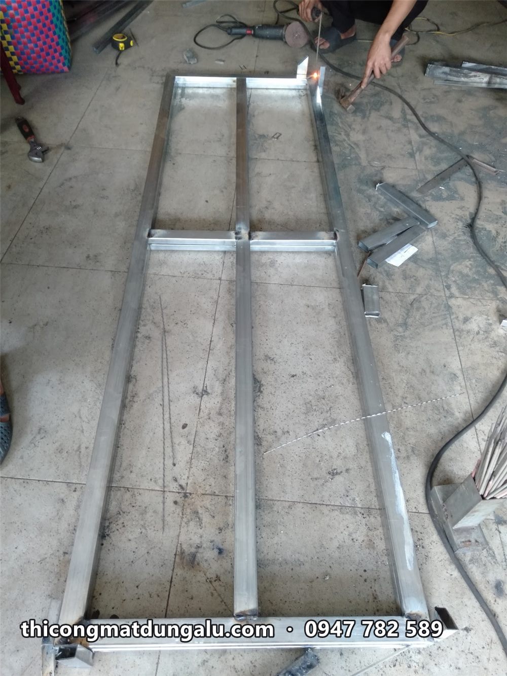 Khung sắt hộp hình chữ nhật hàn sẵn trong xưởng, đặt trên sàn