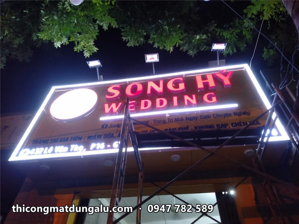 Bảng hiệu Song Hỷ Wedding ban đêm với chữ đỏ sáng và viền LED trắng quanh biển