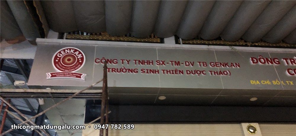 Bảng hiệu xám chữ đỏ Công ty TNHH Trường Sinh Thiên Dược Thảo dưới mái hiên