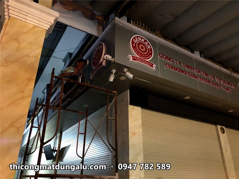 Bảng hiệu Trường Sinh ôm góc nhà sáng đèn chiếu ban đêm