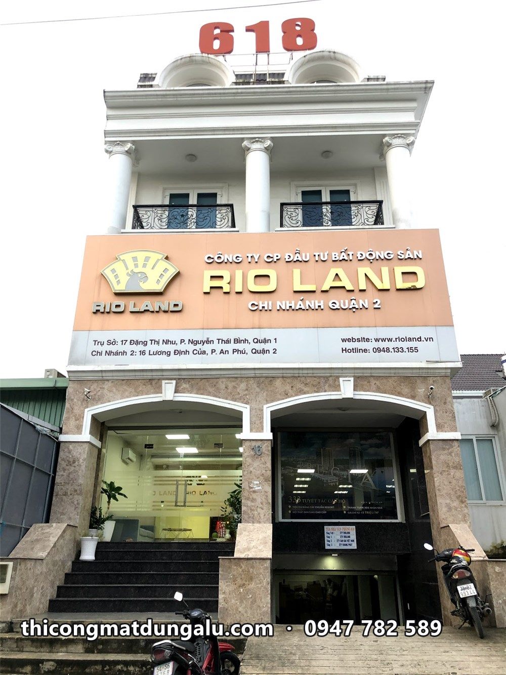 Tòa nhà văn phòng nhiều tầng mang bảng hiệu cũ Rio Land trên lối vào