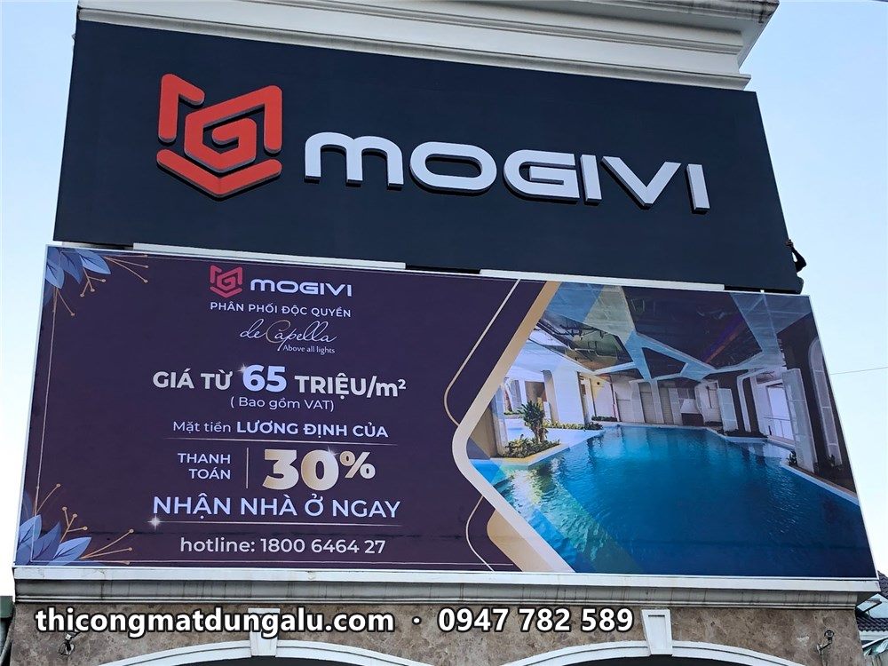 Cận cảnh bảng Mogivi và bạt dự án De Capella hình hồ bơi