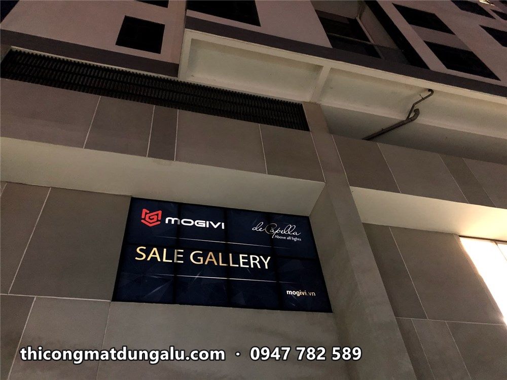 Biển Sale Gallery Mogivi De Capella gắn trên tường đá, sáng đèn