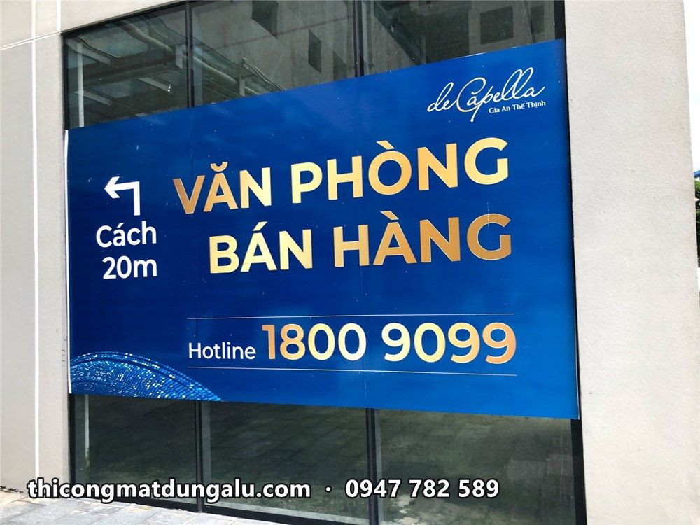 Bạt văn phòng bán hàng De Capella xanh dương có mũi tên chỉ đường và hotline