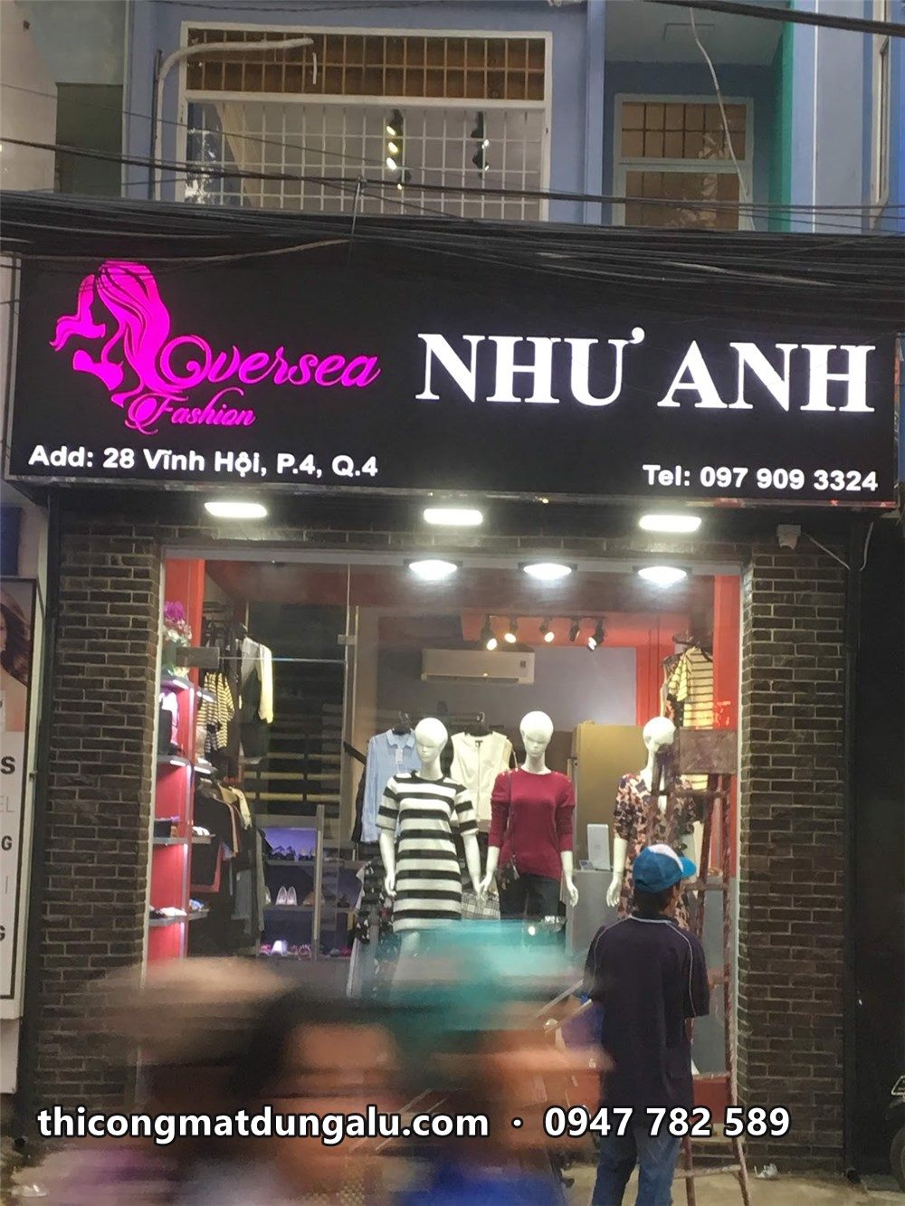 Shop Như Anh 28 Vĩnh Hội ban đêm, bảng hiệu đen chữ trắng