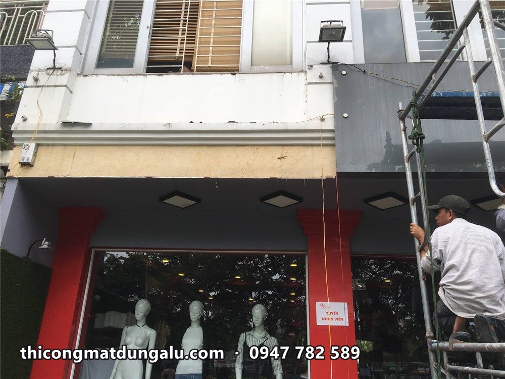 Mặt tiền shop Như Anh quận 1 trước khi ốp, ma-nơ-canh trong tủ kính