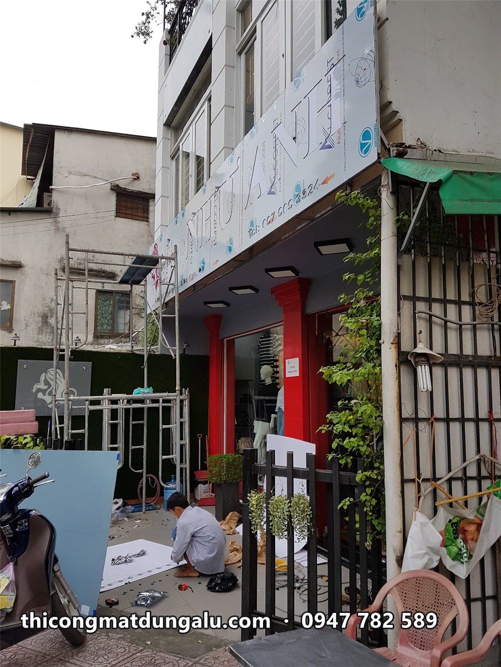 Góc shop thời trang đang thi công, vật tư dựng bên hông