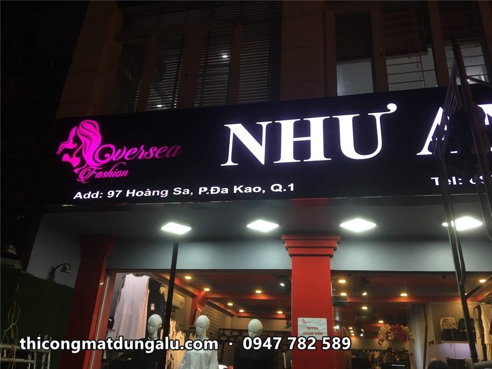 Shop Như Anh 97 Hoàng Sa quận 1 sáng đèn, chữ Như Anh trắng trên nền đen
