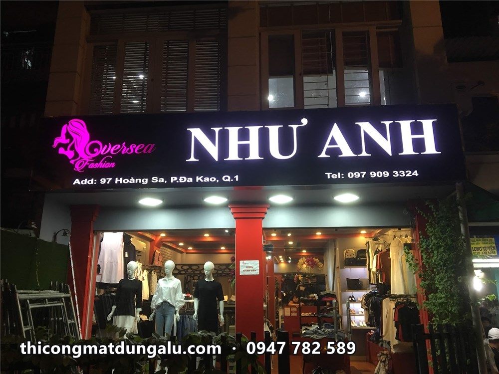 Bảng hiệu Overseas Fashion Như Anh nhìn chính diện ban đêm