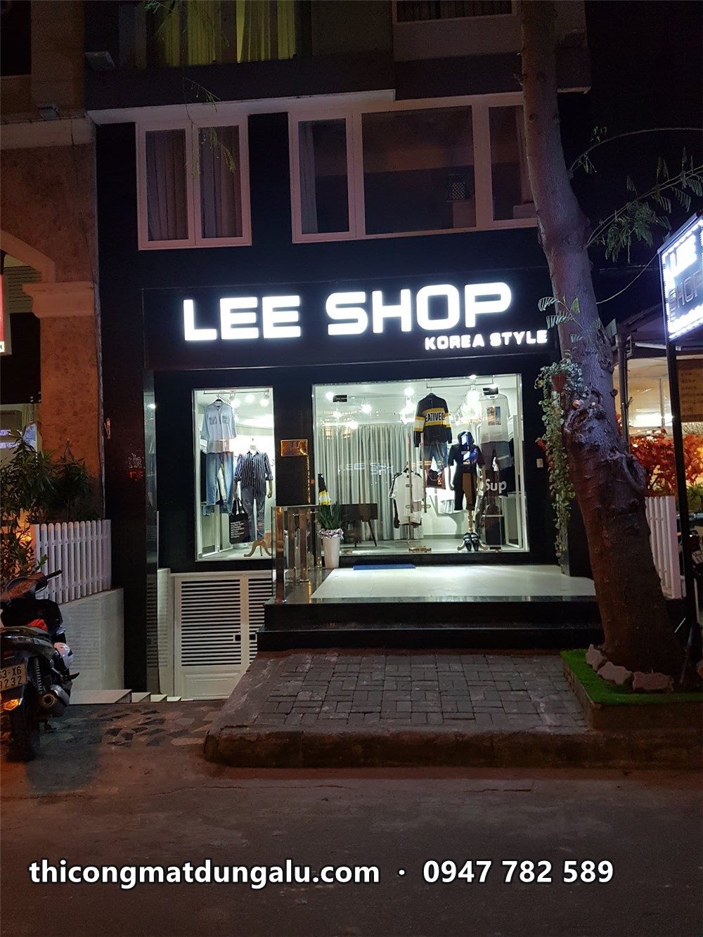 Mặt tiền Lee Shop nhìn chính diện, tủ kính sáng đèn