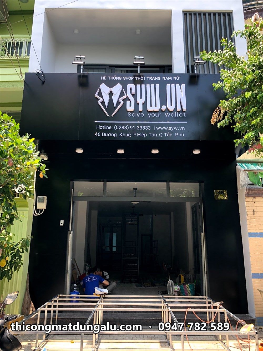 Mặt tiền shop SYW ốp đen khi đang hoàn thiện, khung sắt trước cửa