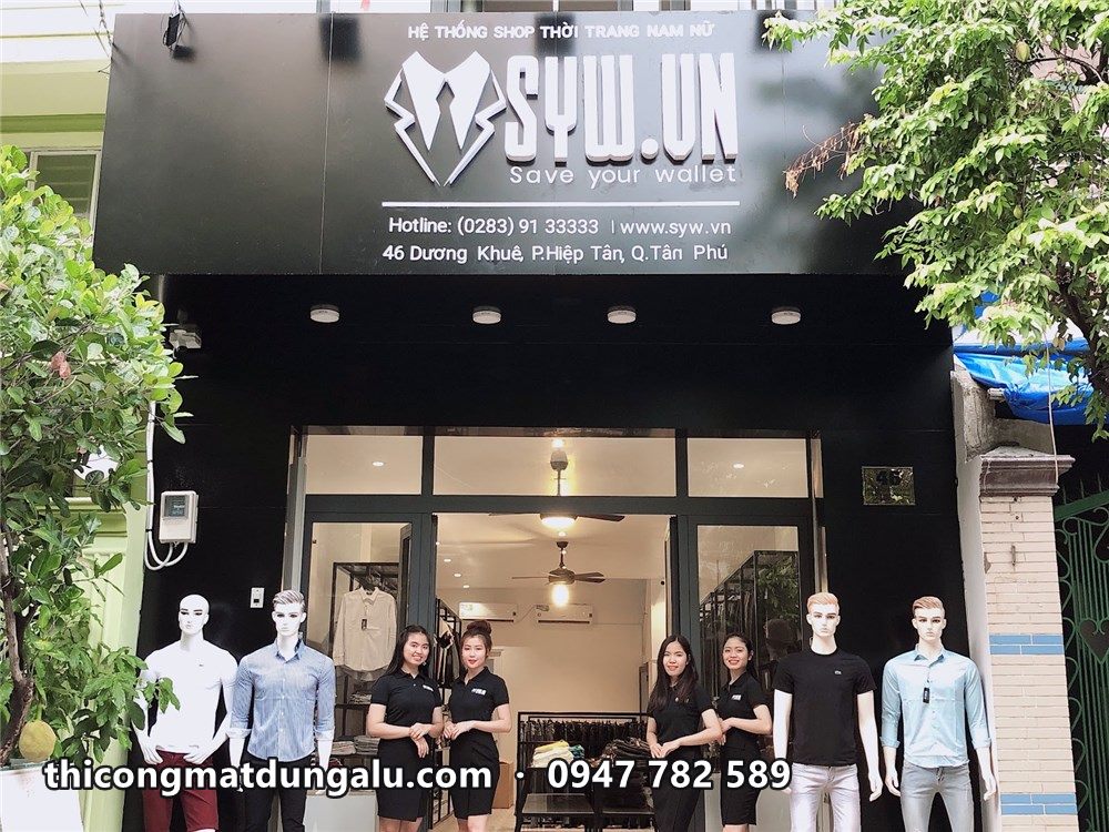 Shop SYW, nhân viên đứng trước cửa cùng ma-nơ-canh