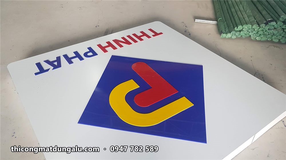 Logo Thịnh Phát hình thoi xanh với chữ P vàng đỏ in trên tấm nền trắng