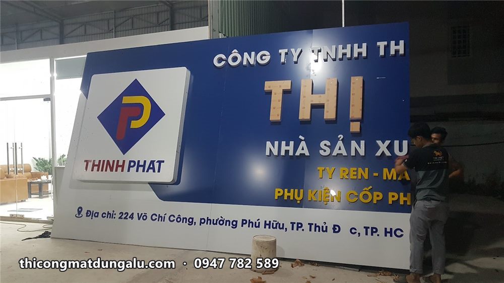 Bảng hiệu Thịnh Phát hoàn chỉnh dựng trong xưởng với logo nổi và chữ Thịnh vàng lớn