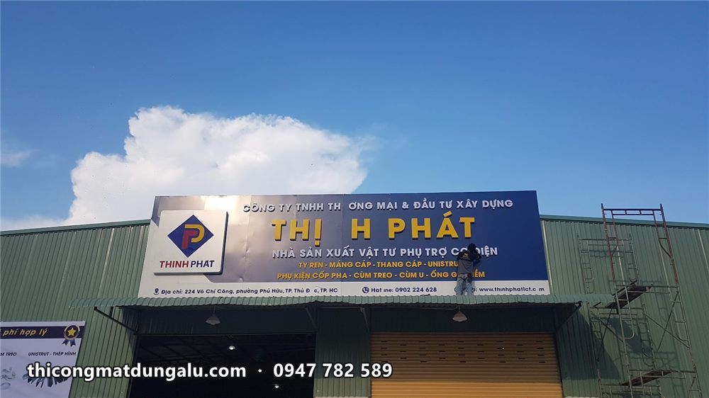 Nhà xưởng Thịnh Phát nhìn từ xa với bảng hiệu trên mái